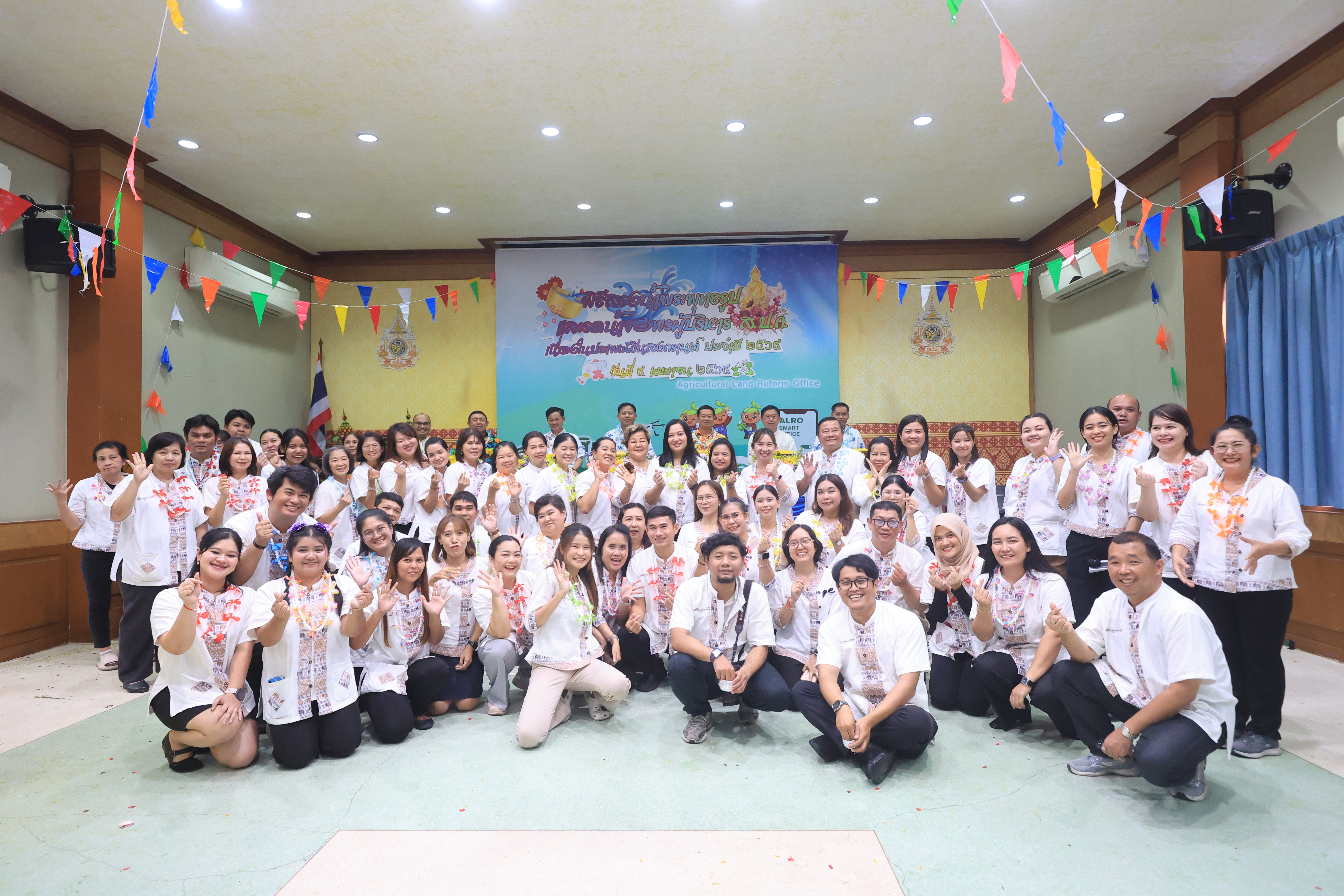 title - ชุ่มฉ่ำ! ชาว ส.ป.ก. ร่วมสรงน้ำพระพุทธรูป และรดน้ำขอพรผู้บริหาร เนื่องในประเพณีวันสงกรานต์ ประจำปี 2569 บรรยากาศเต็มไปด้วยความชื่นมื่นชุ่มฉ่ำ